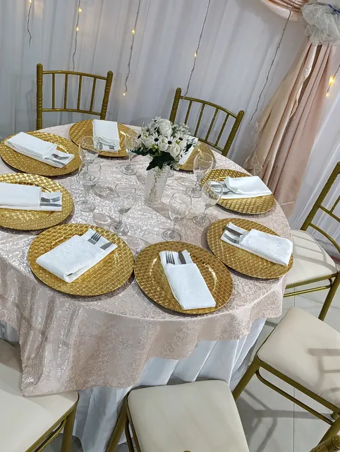Elegancia en blanco y dorado