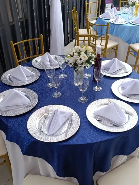 Una mesa en azul